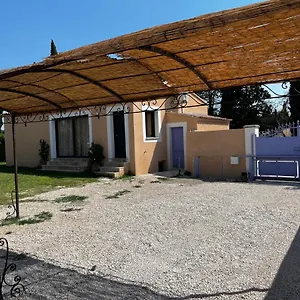 Hébergement de vacances Magnifique Maisonnette Dépendance Avec Piscine, Châteaurenard